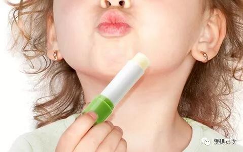 冬天嘴唇干燥开裂怎样保养,一到秋冬嘴唇干裂脱皮怎么办