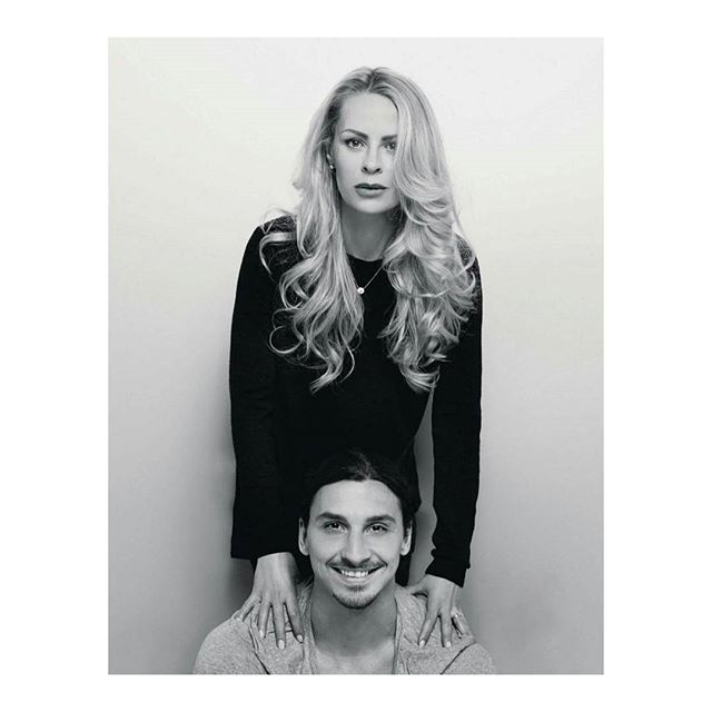 网上亲密互动,线下共进晚餐,伊布与意大利最美足球女主播搭上了?这让长他11岁,生了俩孩子的女友怎么想?