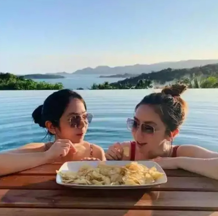 邓紫棋泳装和夏装哪个好看,邓紫棋晒泳装照引发争议