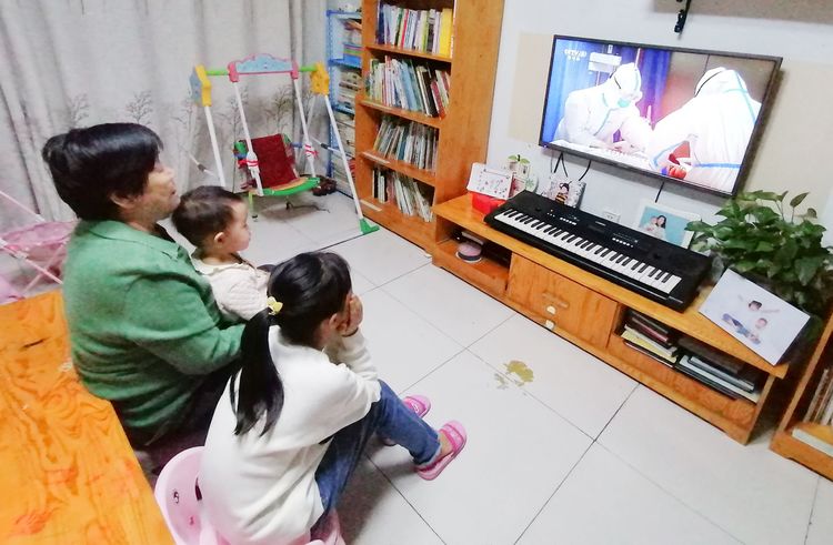 医护人员与孩子隔空喊话,抗疫医生隔空喊话