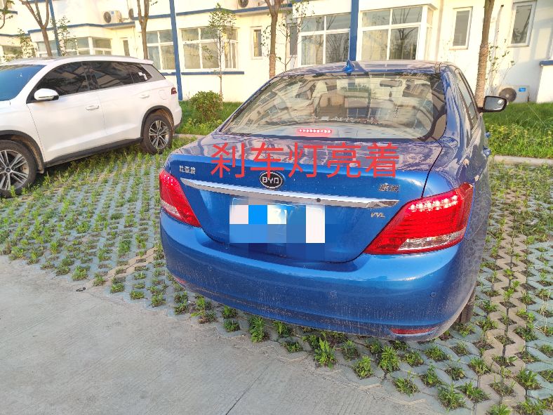 停车熄火后刹车灯亮是什么原因,熄火锁车了车灯还亮