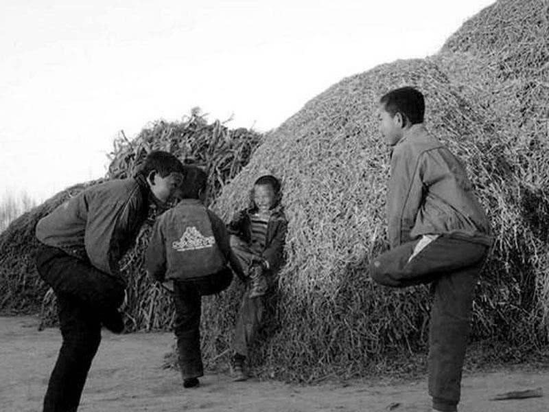70年代吃月饼过中秋节的视频,7080后的回忆中秋节拿月饼