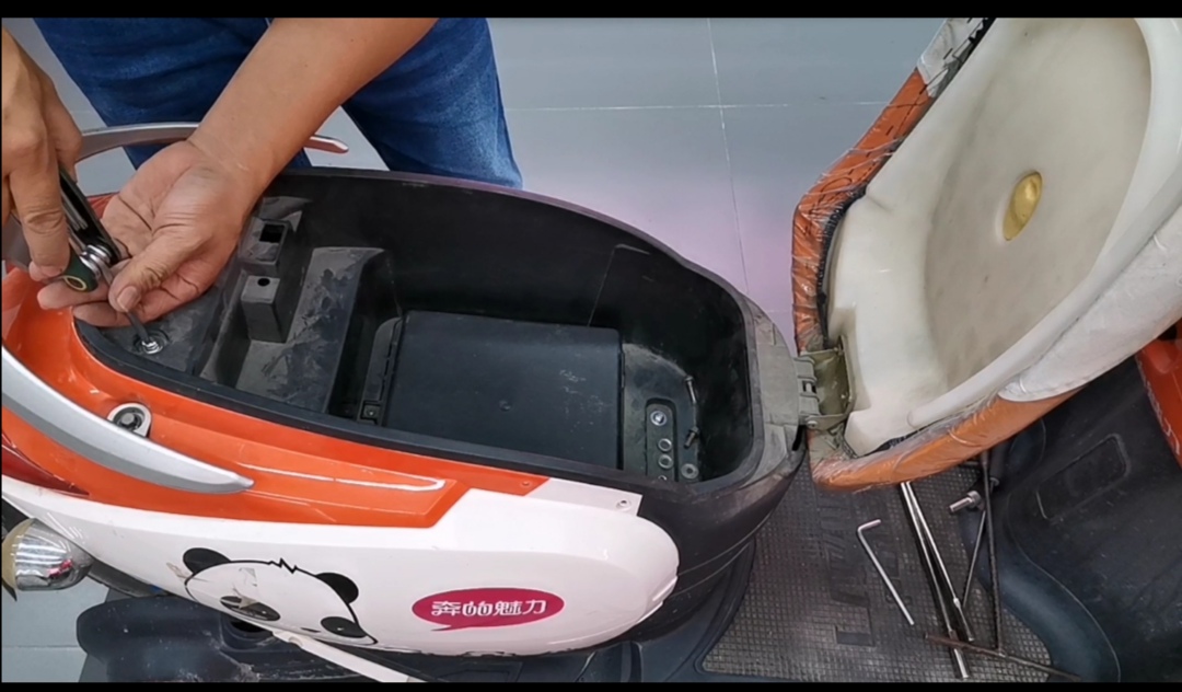 电动车电池老被偷,小傅教你一块钱解决!