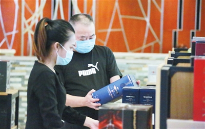 比价爆款商品!一瓶“路易十三”便宜七八千元顶配苹果手机比官网低2489元