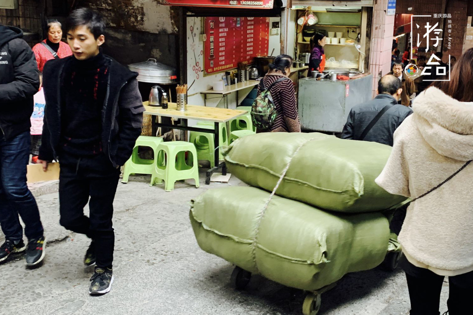 重庆来福士的背后，是最有人情味的山城，朝天门交易厅不曾改变