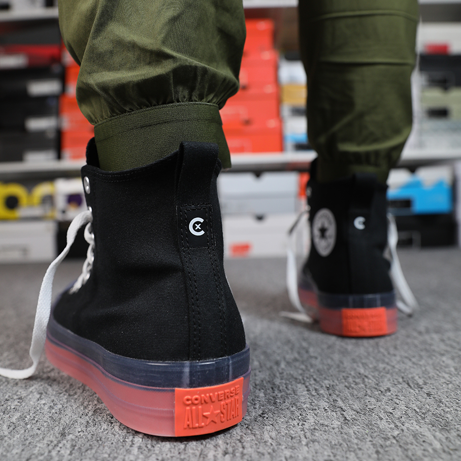 匡威银灰色高帮帆布鞋,脚感爆炸帆布鞋