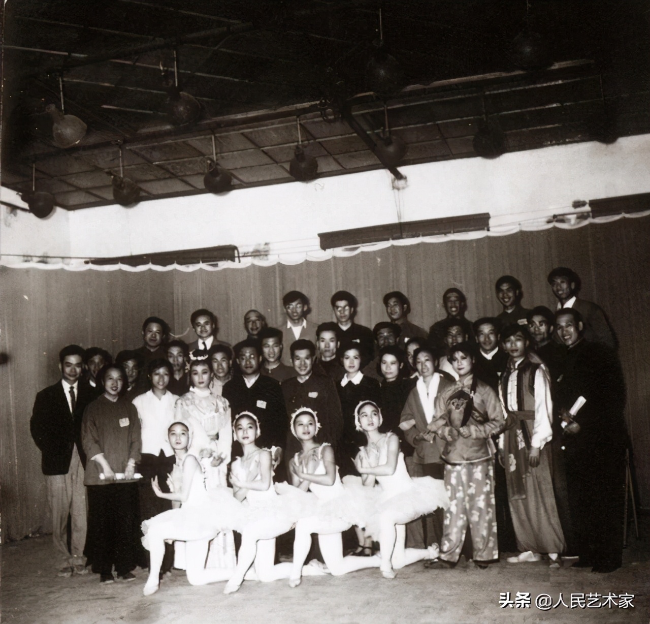 她是中国第一位电视播音员，师从开国大典播音员，发掘赵忠祥，指导敬一丹，是白岩松心中让央视变柔软的存在