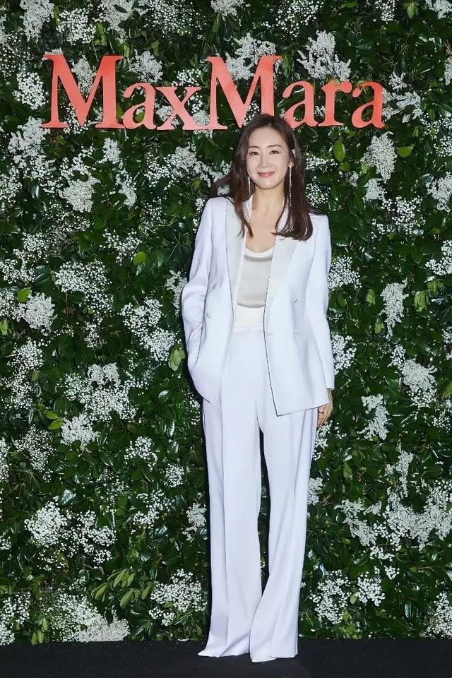 崔智友确实知性又优雅，穿黑色连衣裙内搭蕾丝打底衫，像个大姐姐