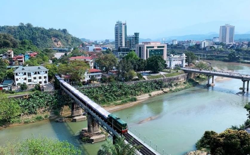 和越南边境隔着一条河的中国城市,中国与越南隔河相望的城市