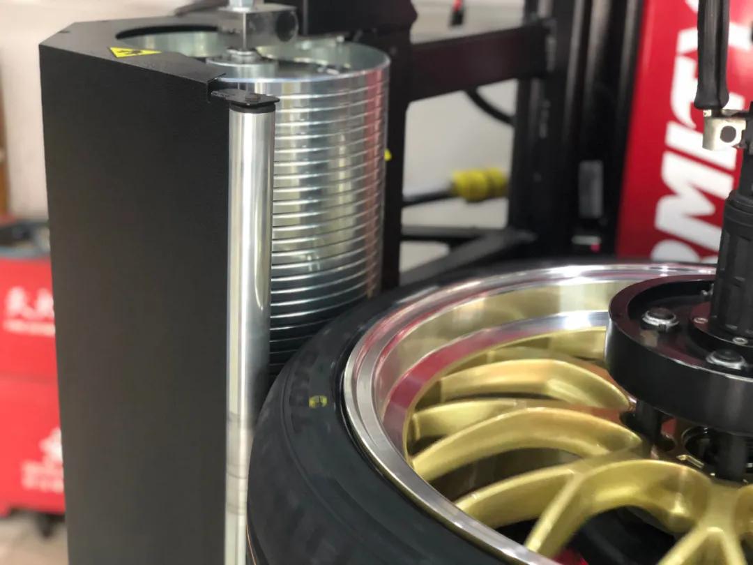 前轮换了新胎抖动是怎么回事,刚换的新轮胎为什么会瘪