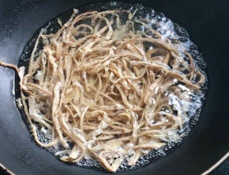 笋干直接放水里泡就错了,大厨分享1个技巧,笋干鲜嫩好吃还易嚼