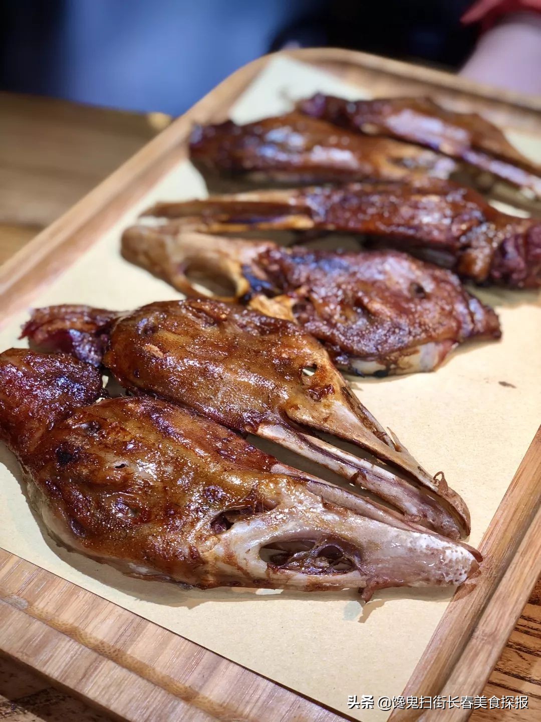 二道老厂区奇店。鹅的一切，全都炭火烤。烤鹅脖大锤抡