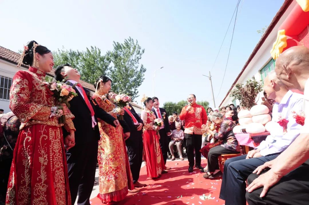 三胞胎结婚新郎认错,三胞胎同时出嫁