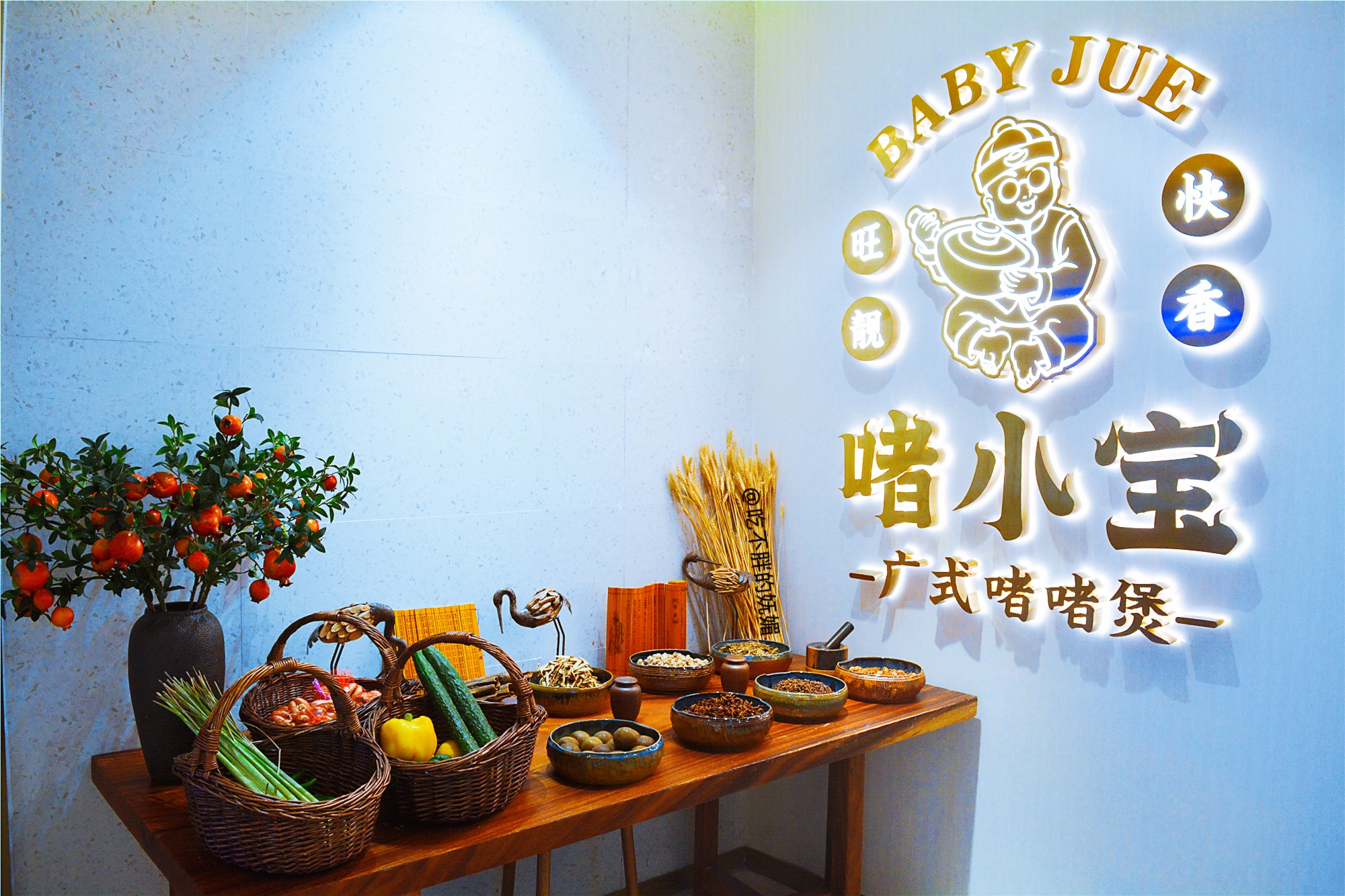 厨师拖着砂煲小跑上菜，这份200℃的广式沸腾，你不尝尝？