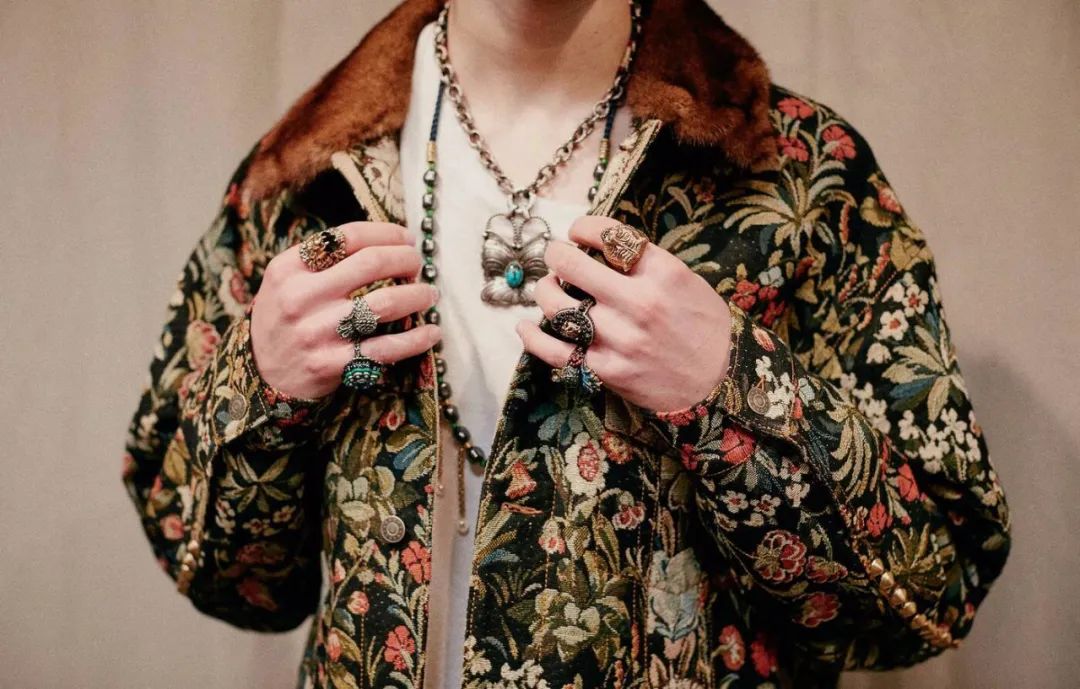 珍珠当牙签，红宝石镶圣经，还是Gucci和香奈儿的灵感缪斯