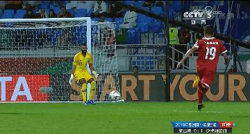 亚洲杯惊魂时刻！黎巴嫩球员被铲脚裸变形慢镜头回放看着都疼