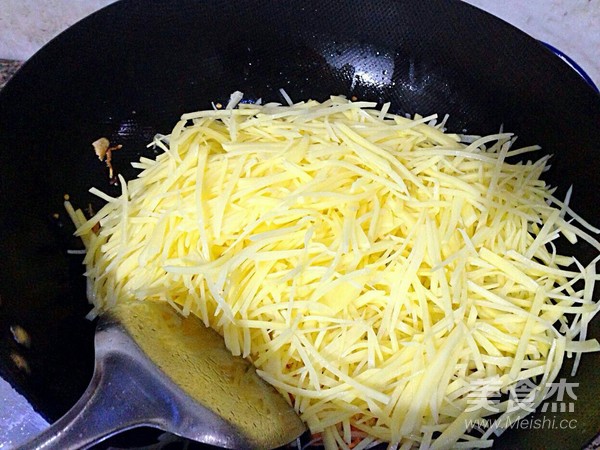 炒土豆丝注意点,炒土豆丝时哪种做法不粘锅