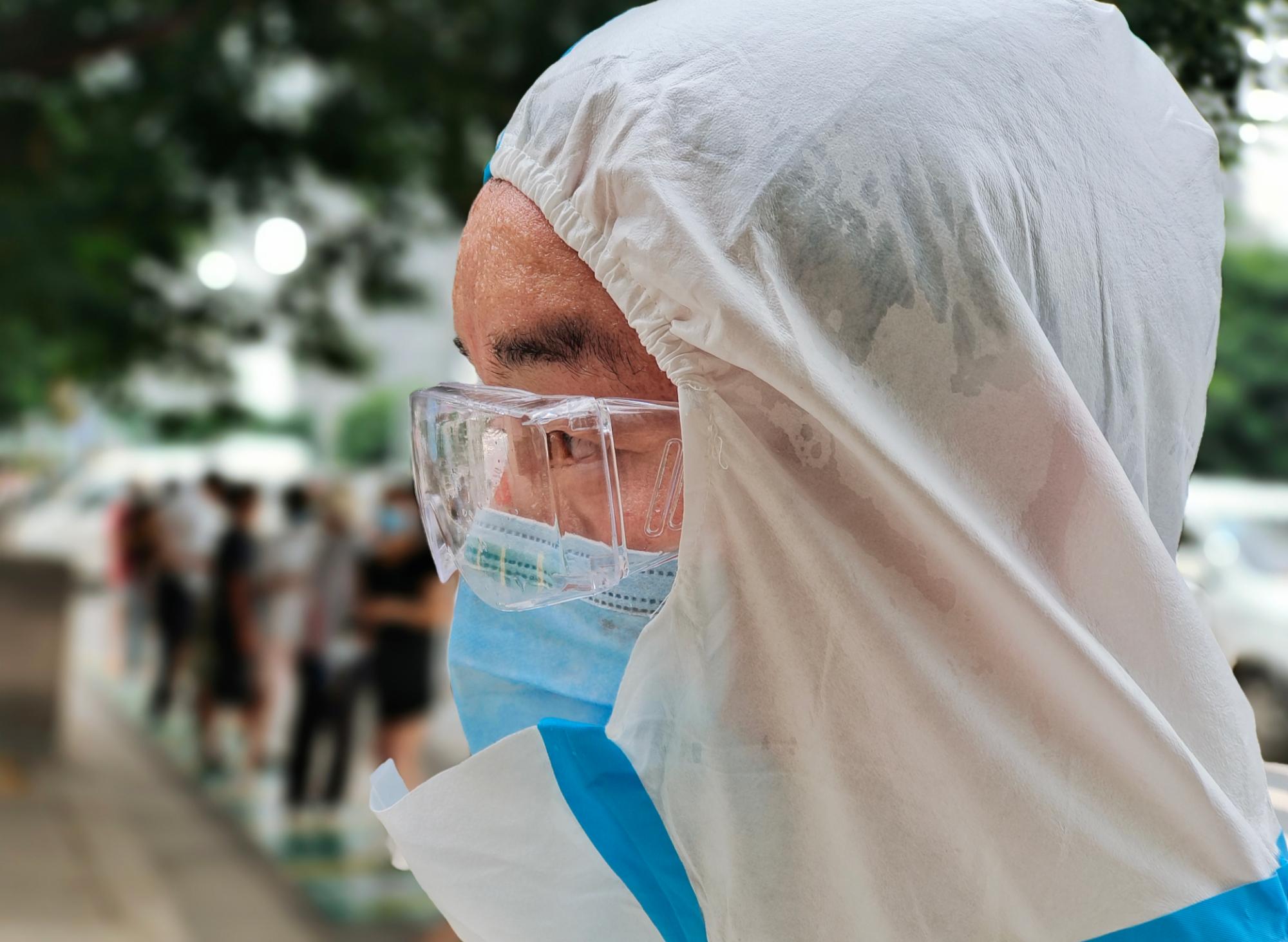 党旗在疫情防控一线高高飘扬视频,党旗在疫情防控一线高高飘扬