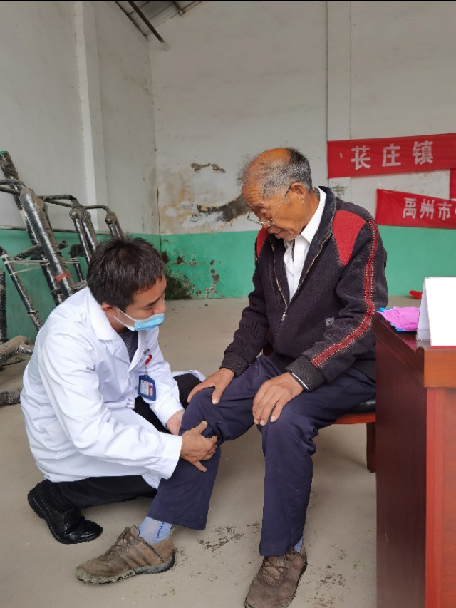 禹州市中心医院开展“百医包百村”健康扶贫义诊活动