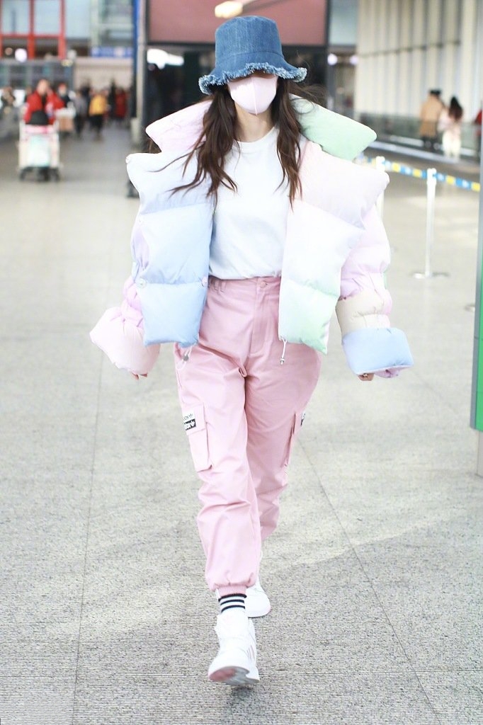 今年“棉衣”不时兴了，大家都在穿“棉花糖服”，杨颖都上头了