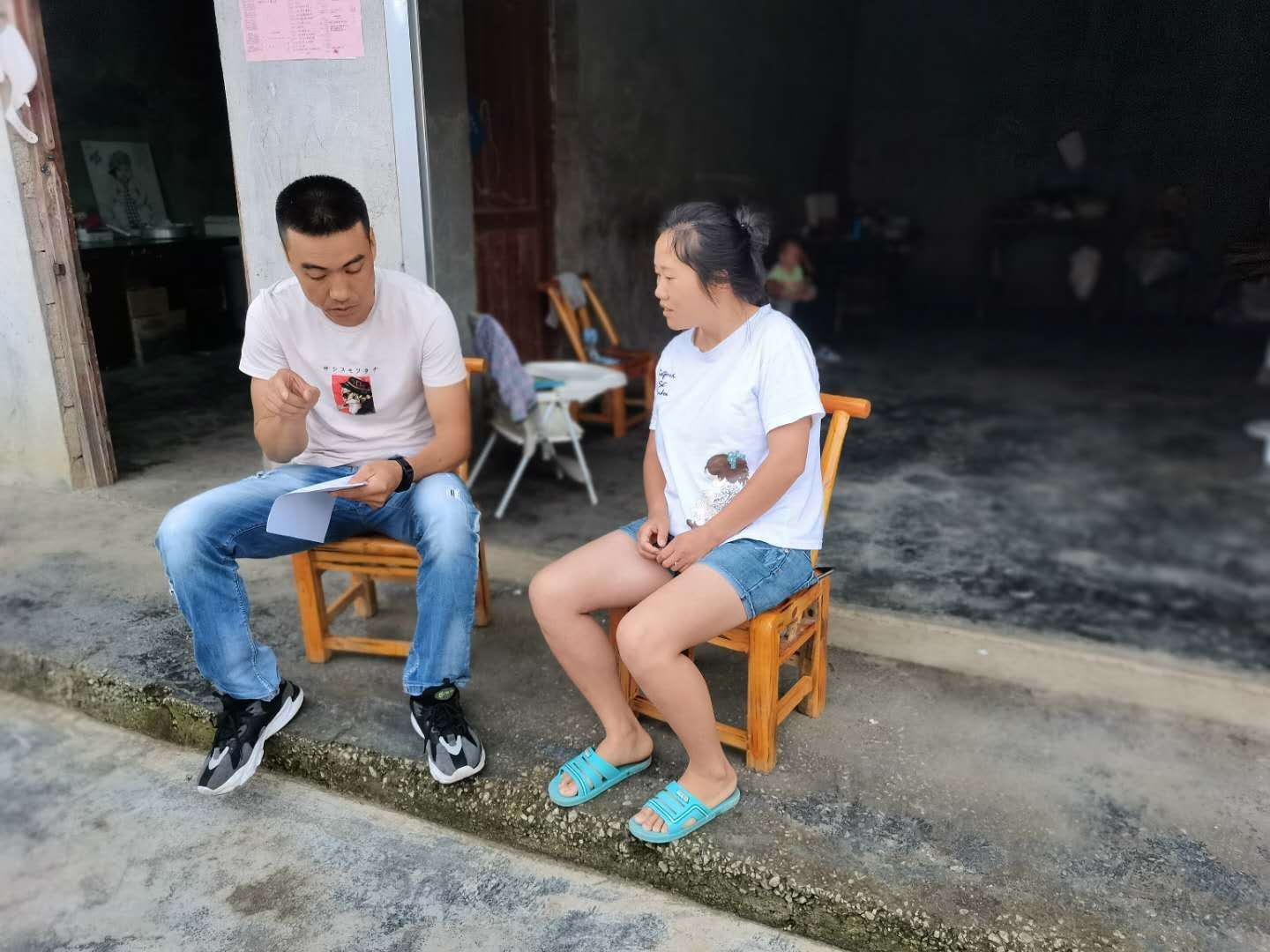 碧江川硐街道：干部齐心送风扇，扶贫慰问暖人心