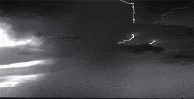 女子骑车被雷击身亡，路上还有其它车辆，为何只击中她？科学解释