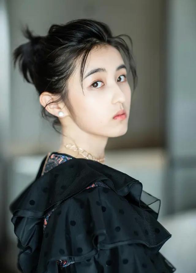 国民姐姐张子枫的成名秘史,国民妹妹张子枫5岁随母北漂