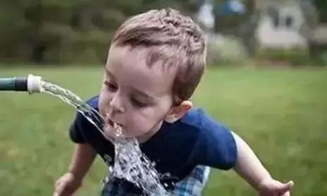 外国的月亮是不是比较大,谁说外国的月亮比国内的好