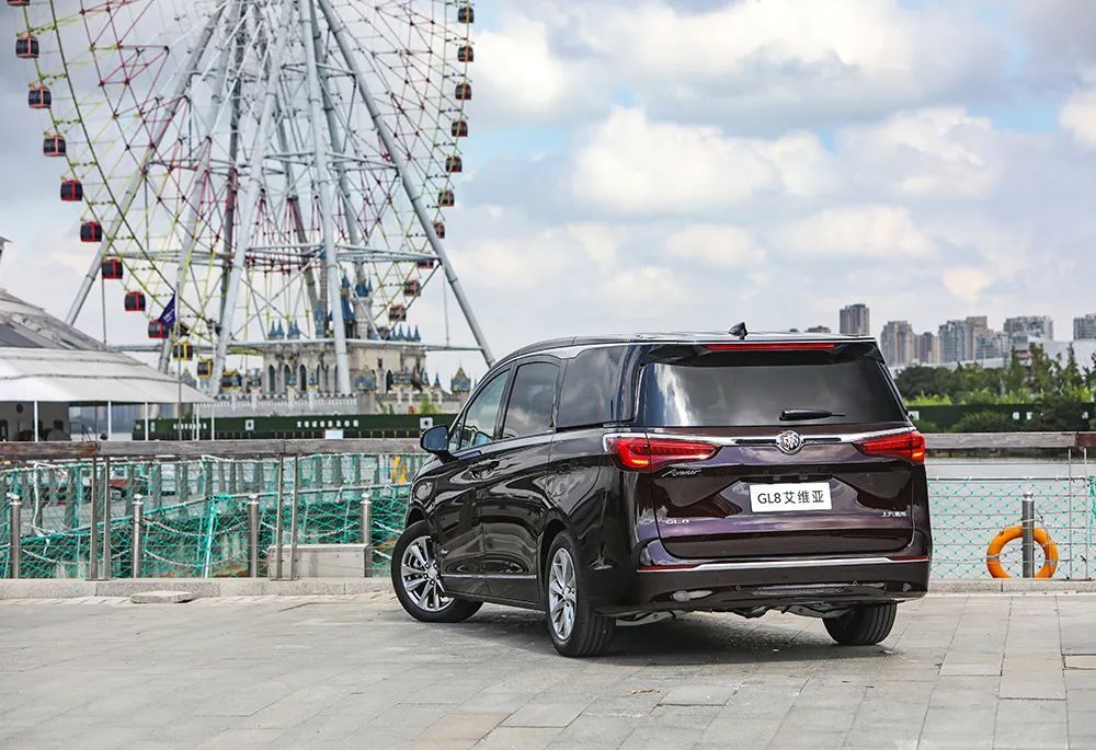 2022款别克gl8艾维亚礼贤版,别克2022款gl8艾维亚四座试驾