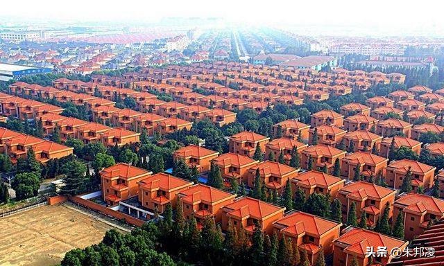 “天下第一村”卖股为生!负债389亿,还能家家住别墅吗?