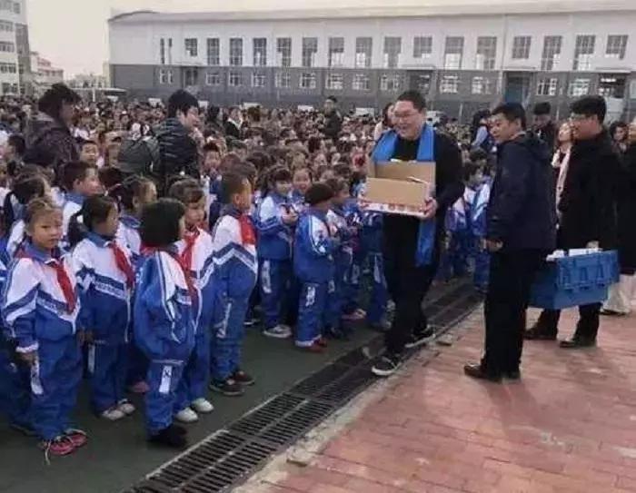 pdd回归斗鱼直播当天多少人观看,pdd签约斗鱼复播了吗