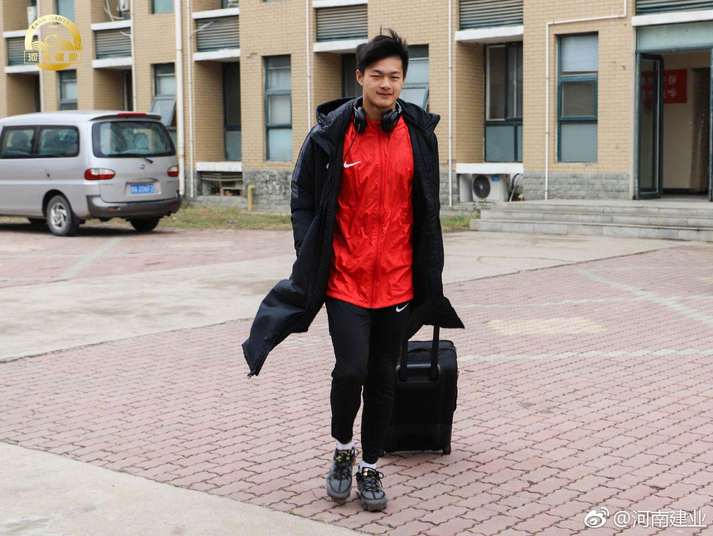 留洋日本的19岁恒大门将：日语很难学，目标踢到40岁