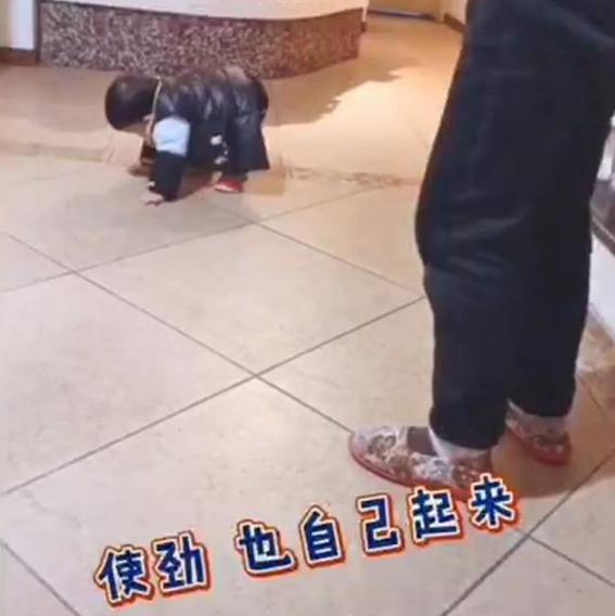 宝宝学走路摔倒瞬间奶奶神反应,隔代育儿小孩摔倒