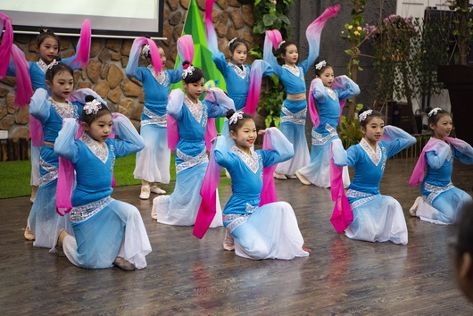 香江吐艳荆花瑞锦官情浓满园芳