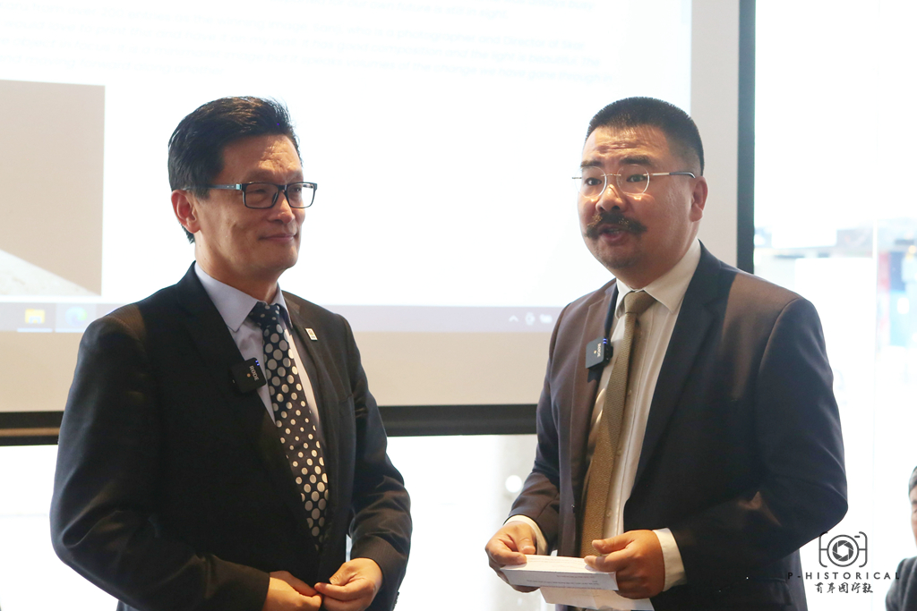 他获得了三等奖英文,他获得了很多奖项的英语