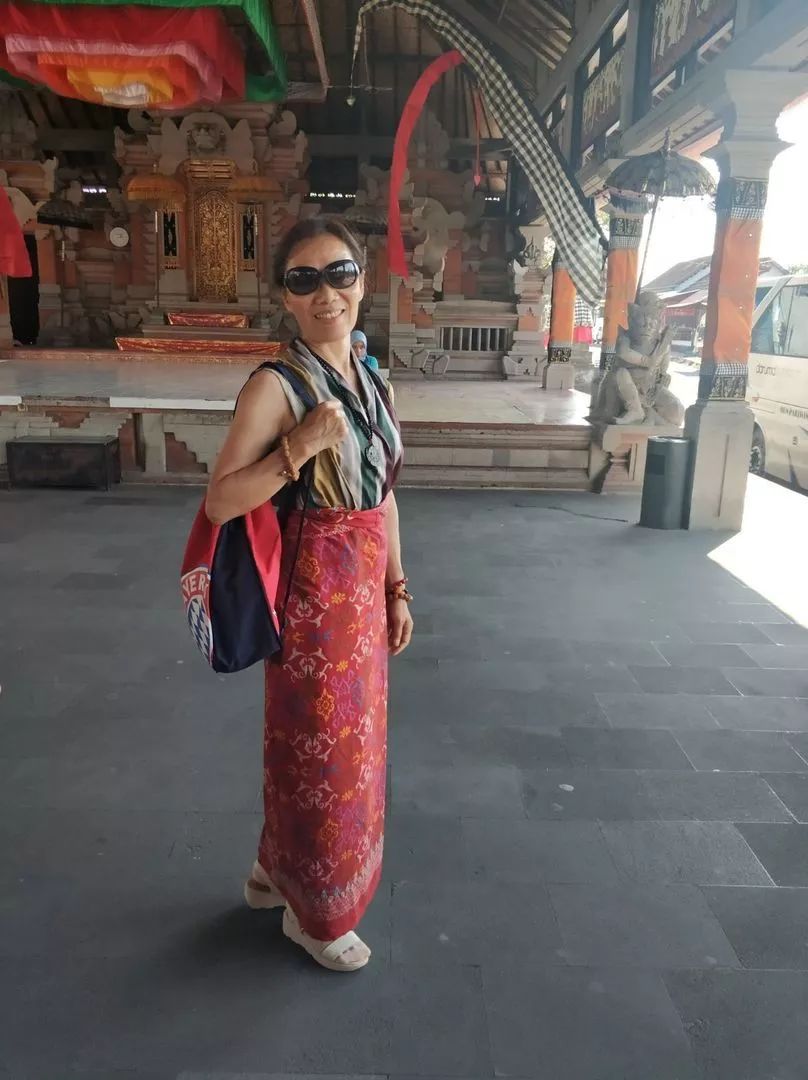 中国大妈旅游标配动作合集,中国大妈旅游拍摄姿势