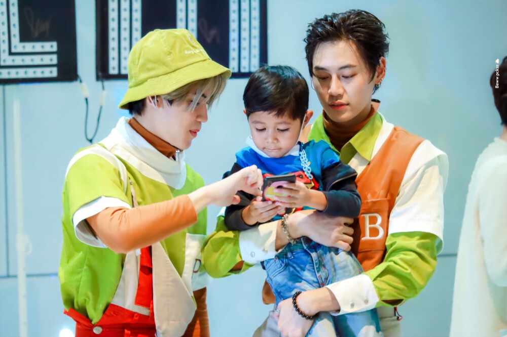 他泰男星和小朋友的治愈同框：BP一家三口关大爷画风不对