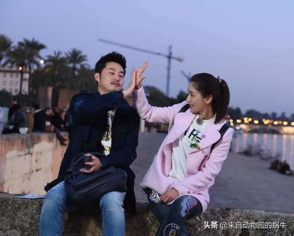 沙溢偷孩子完整版,儿子写作业偷玩手机被妈妈发现