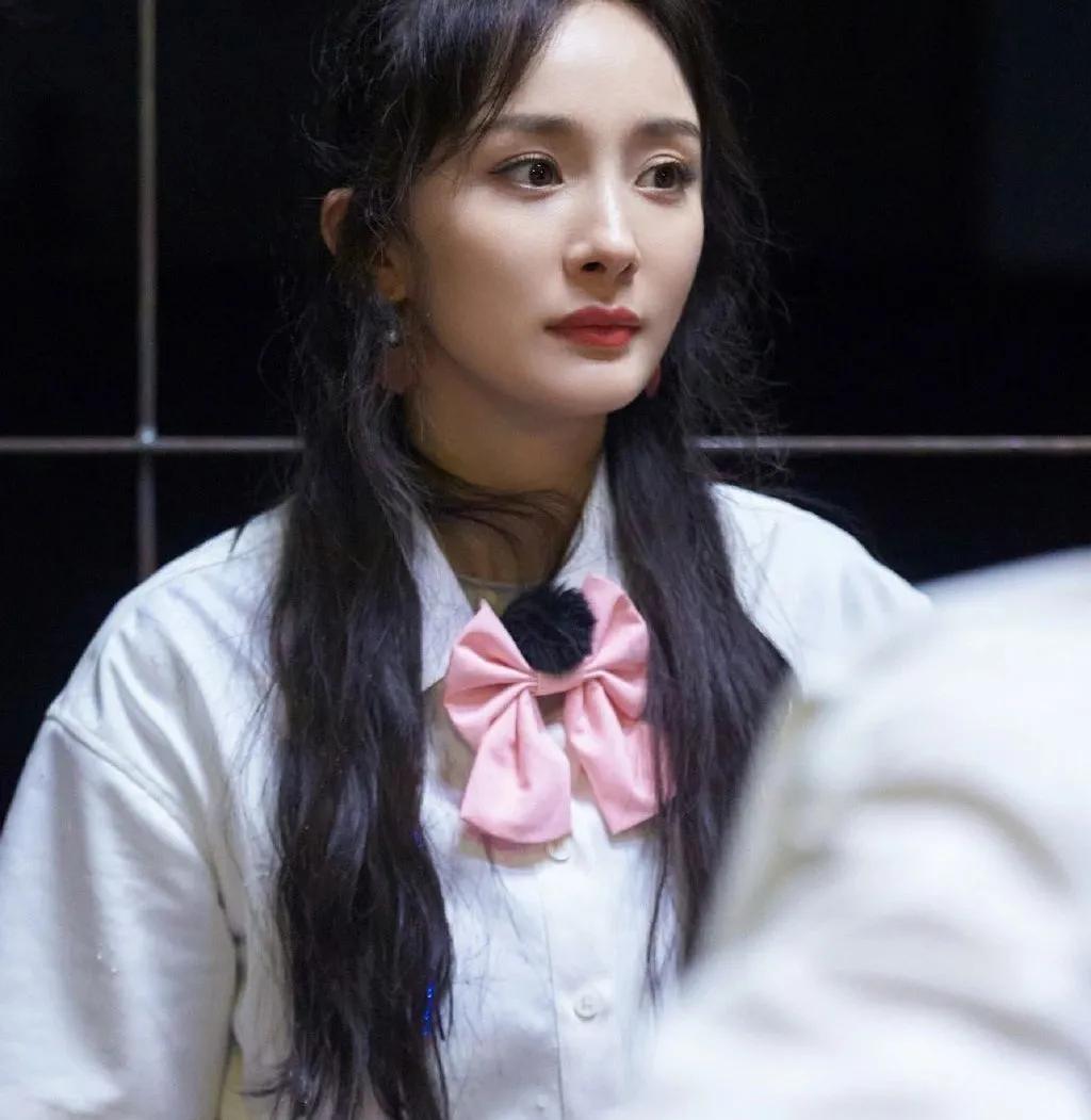 超减龄穿搭法则被杨超越狠狠拿捏,杨超越水手服穿搭