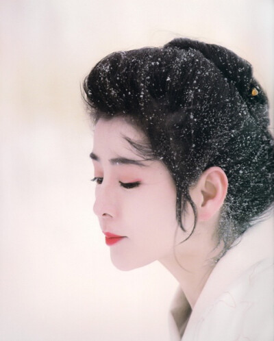 她是纯欲风的病娇女，被15家公司疯抢，昭和系甜妹有多大魅力？