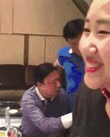 “是小蛇出了轨，还是青蛙劈了腿？”这是现实版的美杜莎？哈哈