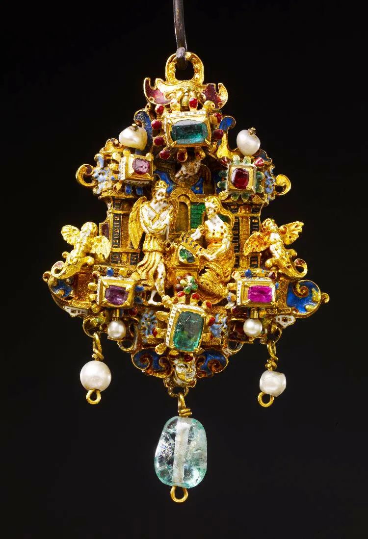 珍珠当牙签，红宝石镶圣经，还是Gucci和香奈儿的灵感缪斯