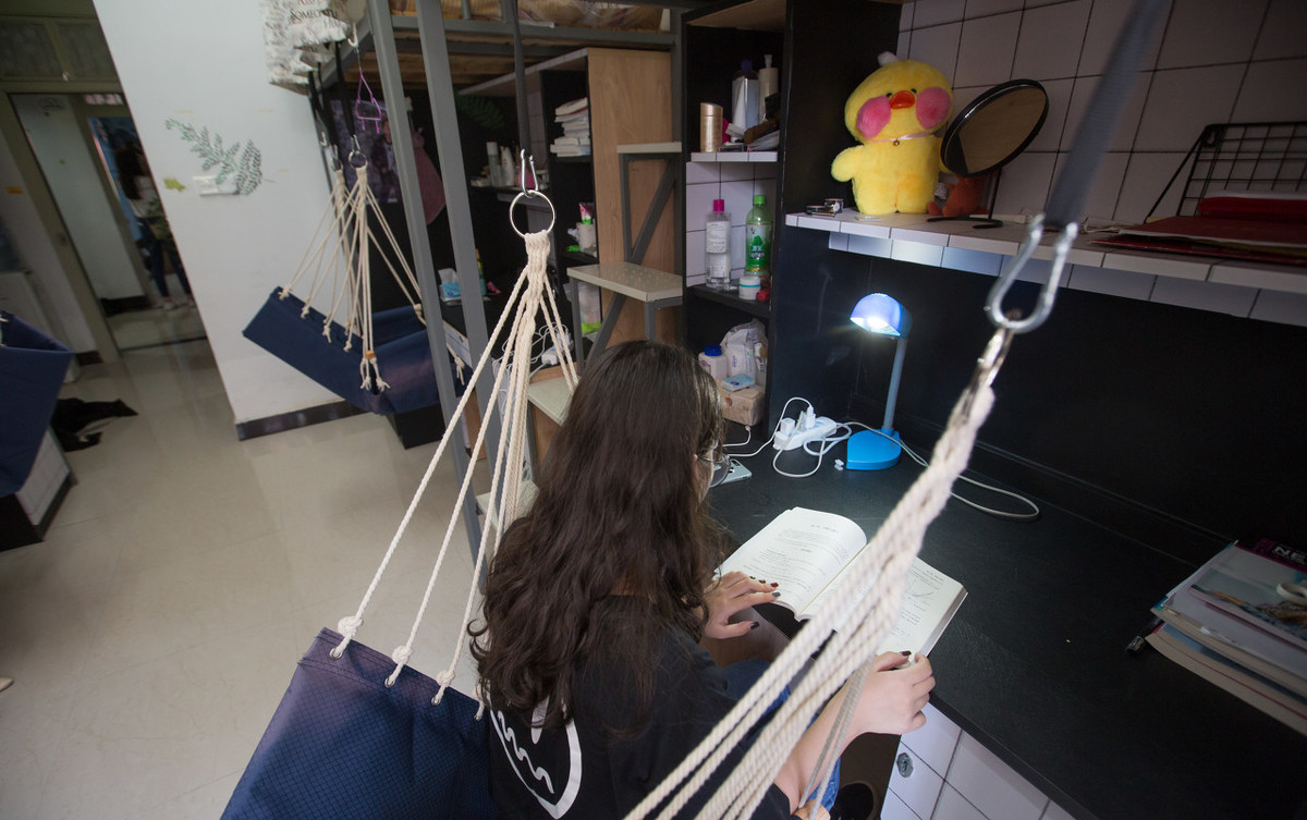 大学宿舍室友之间的氛围,大学宿舍怎么和自私的舍友相处