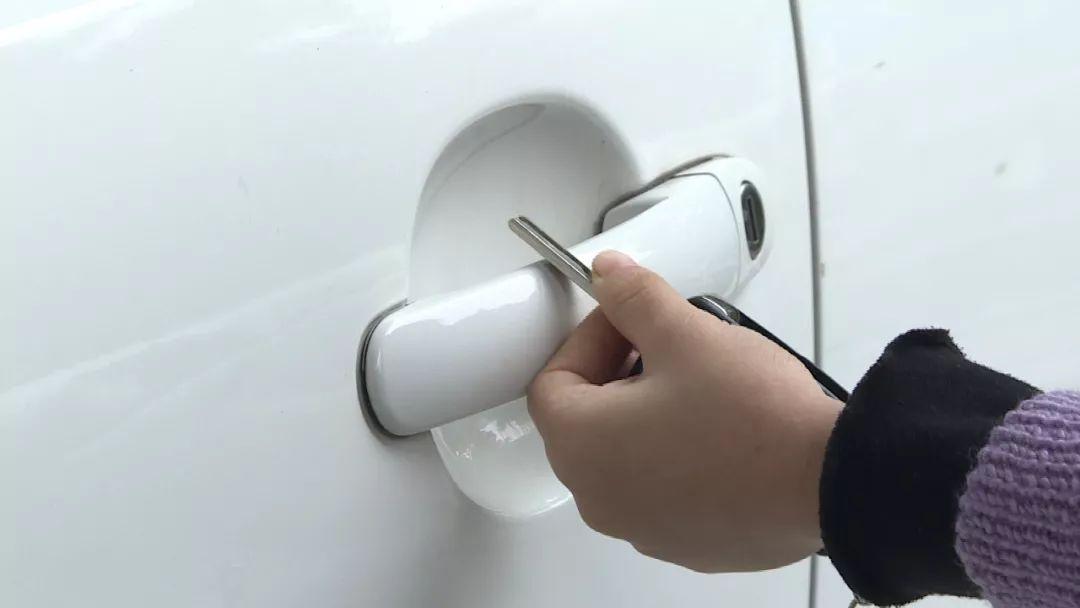 冬天手上静电怎么消除经常被电到,冬天身上静电特别多怎么消除静电