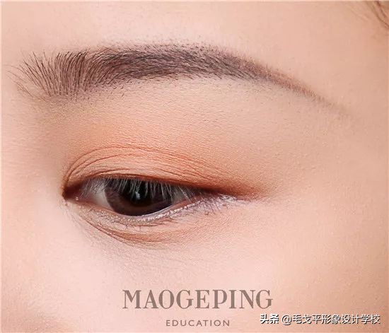 怎么画眼妆才不显脏,想学画眼妆今年最流行的眼妆