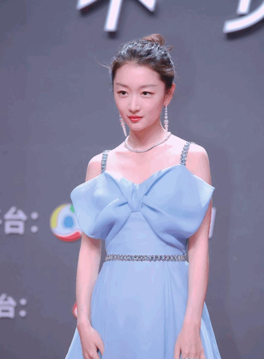 大蝴蝶结法式穿搭,内搭的蝴蝶结这样系好看