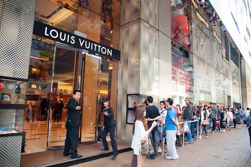 当全球奢侈品店里,不再有“中国大妈”