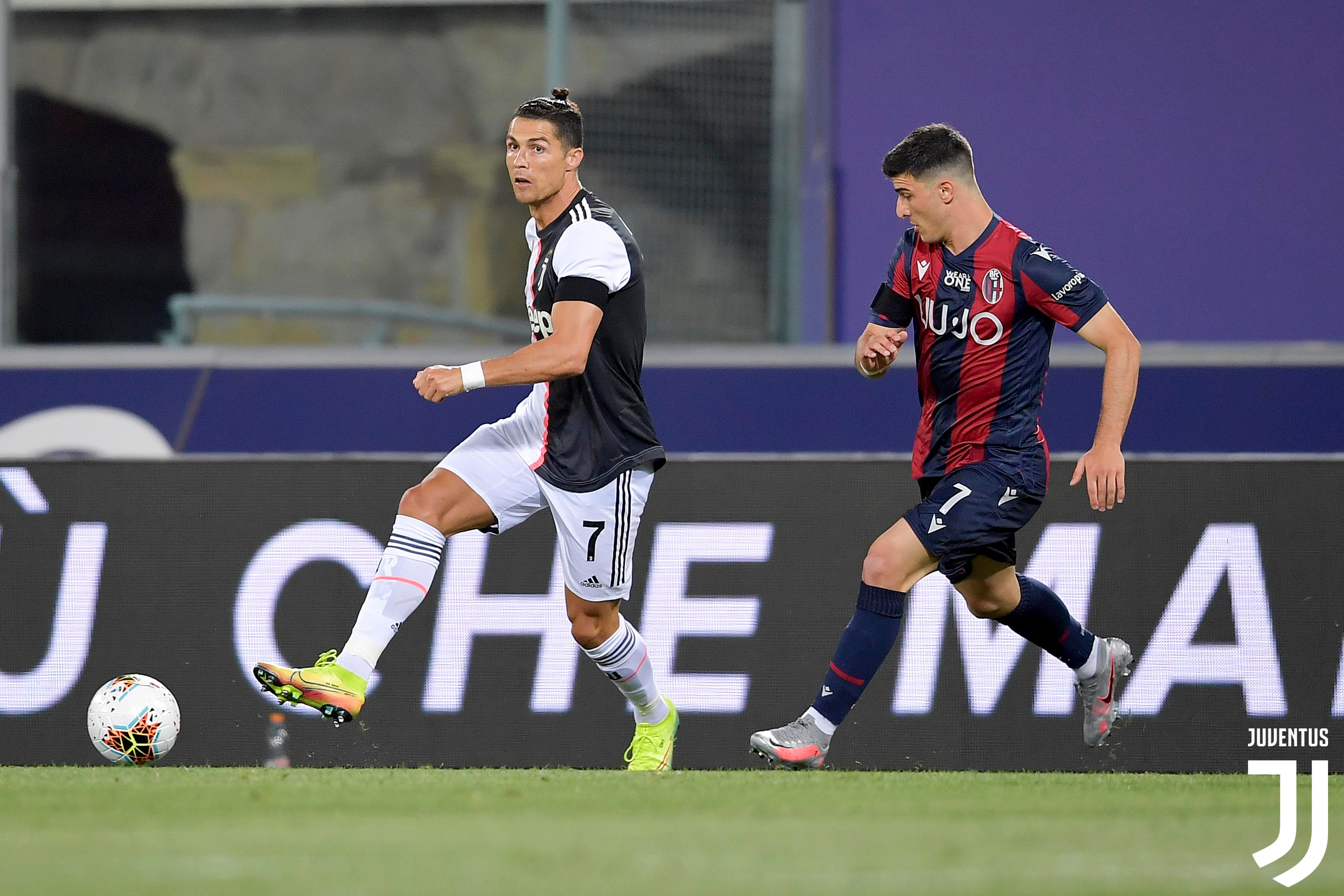 c罗0-2翻盘球迷反应,c罗被守门员打到脸