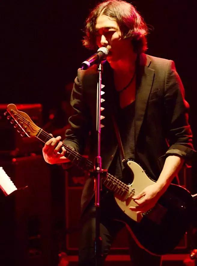 性取向惹争议！身高183的他活出洒脱人生，被称“行走的荷尔蒙”