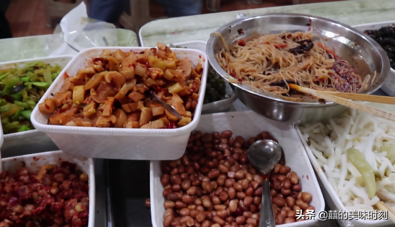 大姐热卖早餐15元一份食客迟了,大妈摆摊卖良心早餐一碗六元